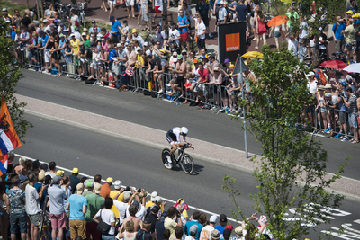 910365 Afbeelding van een wielrenner en toeschouwers tijdens de officiële start van de Tour de France (Grand Départ) in ...
